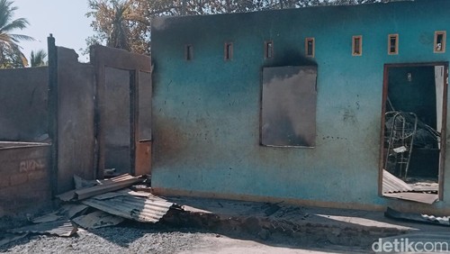 Puing-puing kerusakan akibat bentrikan warga di Flores Timur, Senin (21/10/2024).