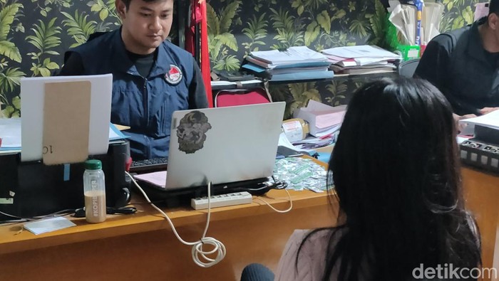 RA saat diperiksa di Mapolres Cianjur