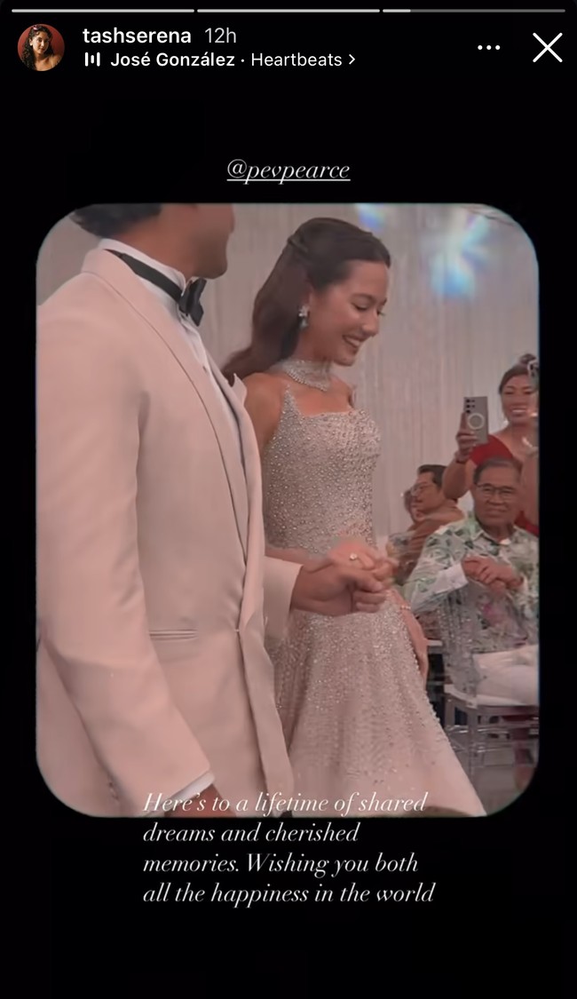 Di acara resepsi pernikahannya artis 32 tahun itu tampil cantik mempesona dengan gaun model tube bertabur kristal swarovski. Sementara suaminya mengenakan jas berwarna krem dipadukan dengan kemeja putih dan dasi kupu-kupu. Foto: Instagram