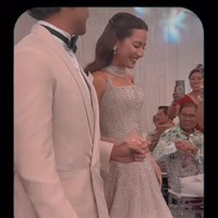 Di acara resepsi pernikahannya artis 32 tahun itu tampil cantik mempesona dengan gaun model tube bertabur kristal swarovski. Sementara suaminya mengenakan jas berwarna krem dipadukan dengan kemeja putih dan dasi kupu-kupu. Foto: Instagram