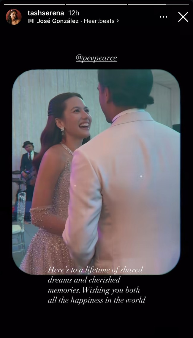 Penampilan Pevita kian mempesona dengan beberapa aksesori tambahan, seperti anting dan kalung. Ia juga mengenakan sarung tangan transparan yang juga bertabur kristal swarovski pada bagian pergelangan lengannya. Foto: Instagram