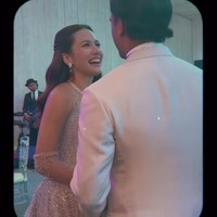 Penampilan Pevita kian mempesona dengan beberapa aksesori tambahan, seperti anting dan kalung. Ia juga mengenakan sarung tangan transparan yang juga bertabur kristal swarovski pada bagian pergelangan lengannya. Foto: Instagram