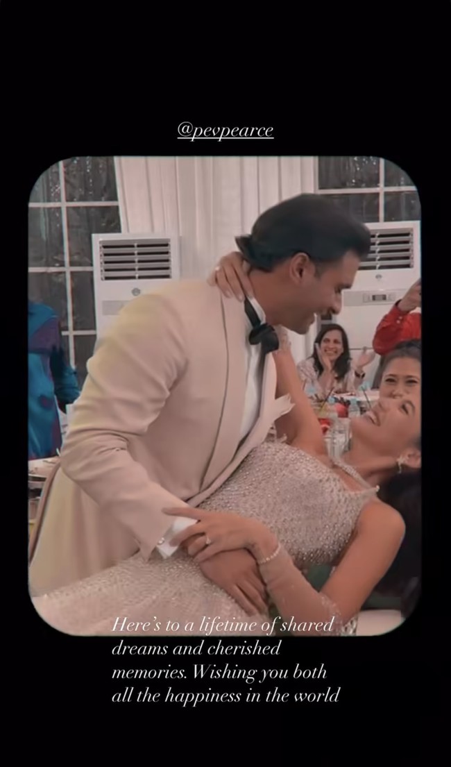Dalam unggahan di Instagram Story Tasha Serena, istri kakak Pevita, Keenan Pearce, terlihat Pevita dan suaminya yang berdansa di malam resepsi pernikahannya. Suami Pevita sendiri diketahui bukanlah orang sembarangan. Berprofesi sebagai pengusaha, Mirzan Meer kerap dijuluki crazy rich Malaysia. Foto: Instagram