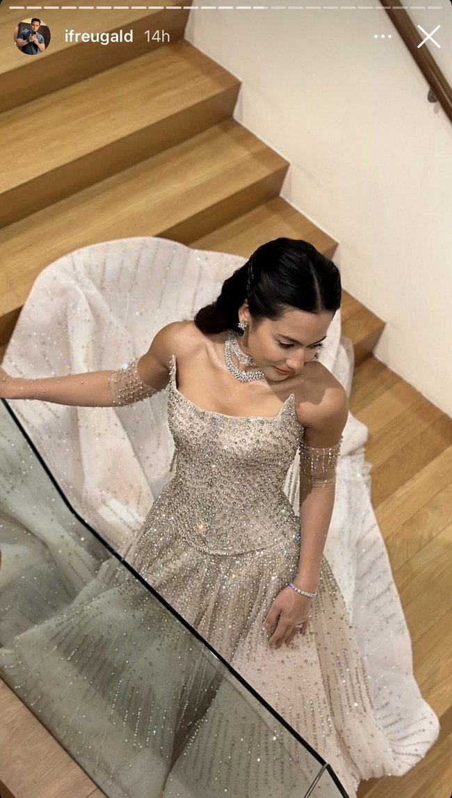 Rambut Pevita juga tampak hanya ditata simpel dengan diikat setengah. Beberapa menyebut pesona Pevita di malam resepsi pernikahannya bak seorang princess. Foto: Instagram