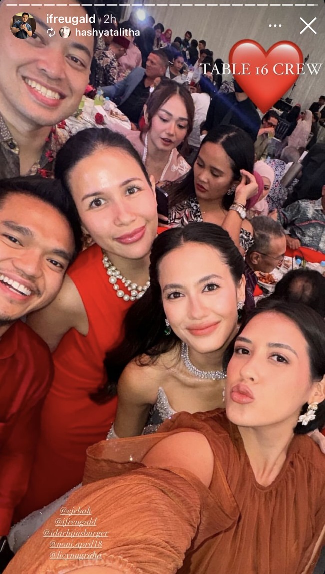 Pevita juga tampak melakukan wefie bersama beberapa tamu undangan yang hadir di acara resepsi pernikahannya. Foto: Instagram