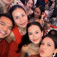 Pevita juga tampak melakukan wefie bersama beberapa tamu undangan yang hadir di acara resepsi pernikahannya. Foto: Instagram