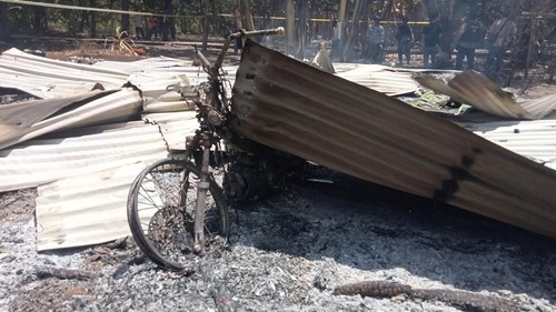 Puing-puing rumah yang dibakar warga di Flores Timur, Senin (21/10/2024).