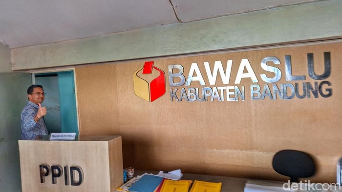 Sahrul Gunawan saat klarifikasi dugaan pelanggaran kampanye ke Bawaslu Kabupaten Bandung.