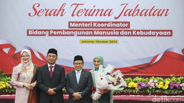 Menko PMK Periode 2019-2024 Muhadjir Effendy bersamaan dengan Menko Bidang Pemberdayaan Masyarakat Muhaimin Iskandar di Menko PMK, Jakarta, Senin (21/10/2024).
