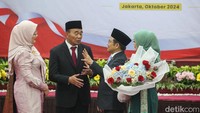 Kemudian, Cak Imin dan Muhadjir menandatangani surat serah terima jabatan. Acara dilanjutkan dengan pembacaan doa. 