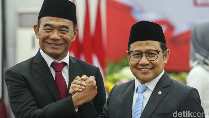 Salam Komando Cak Imin Sah Jadi Menko Bidang Pemberdayaan Masyarakat Menko PMK Periode 2019-2024 Muhadjir Effendy bersamaan dengan Menko Bidang Pemberdayaan Masyarakat Muhaimin Iskandar di Menko PMK, Jakarta, Senin (21/10/2024).