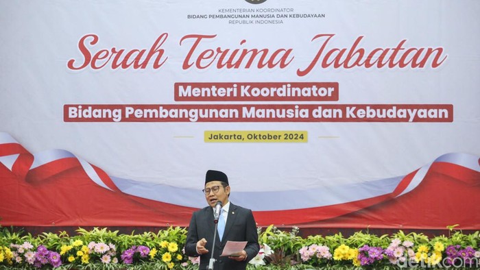 Menko PMK Periode 2019-2024 Muhadjir Effendy bersamaan dengan Menko Bidang Pemberdayaan Masyarakat Muhaimin Iskandar di Menko PMK, Jakarta, Senin (21/10/2024).