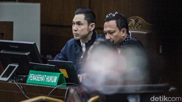 Sandra Dewi kembali menjadi saksi untuk suaminya, Harvey Moeis, dalam kasus korupsi pengelolaan timah. Sandra Dewi dihadirkan untuk pembuktian dakwaan tindak pidana pencucian uang yang menjerat Harvey.