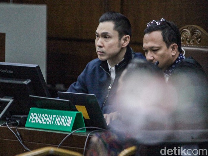 Sandra Dewi kembali menjadi saksi untuk suaminya, Harvey Moeis, dalam kasus korupsi pengelolaan timah. Sandra Dewi dihadirkan untuk pembuktian dakwaan tindak pidana pencucian uang yang menjerat Harvey.