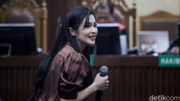 Sandra Dewi Bersaksi untuk Harvey Moeis, Ditanya soal Mobil-Tas Branded Sandra Dewi kembali menjadi saksi untuk suaminya, Harvey Moeis, dalam kasus korupsi pengelolaan timah. Sandra Dewi dihadirkan untuk pembuktian dakwaan tindak pidana pencucian uang yang menjerat Harvey.