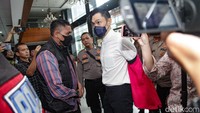 Vonis itu diubah Pengadilan Tinggi (PT) Jakarta pada hari ini. Hukuman Harvey ditambah 13,5 tahun dari sebelumnya. Artinya, vonis Harvey menjadi 20 tahun penjara. Vonis ini merupakan ultra petita, yakni putusan yang sesuai dengan tuntutan jaksa atau lebih. Foto: Andhika Prasetia
