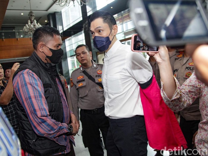 Sandra Dewi kembali menjadi saksi untuk suaminya, Harvey Moeis, dalam kasus korupsi pengelolaan timah. Sandra Dewi dihadirkan untuk pembuktian dakwaan tindak pidana pencucian uang yang menjerat Harvey.
