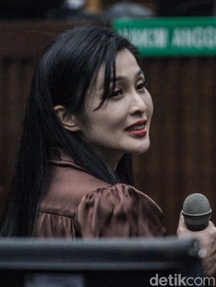 Sandra Dewi kembali menjadi saksi untuk suaminya, Harvey Moeis, dalam kasus korupsi pengelolaan timah. Sandra Dewi dihadirkan untuk pembuktian dakwaan tindak pidana pencucian uang yang menjerat Harvey.