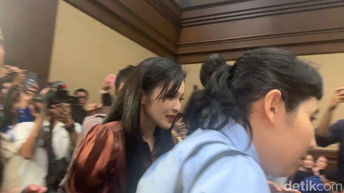 Sandra Dewi tiba di PN Jakpus untuk kembali bersaksi di sidang korupsi timah yang menjerat suaminya, Harvey Moeis (Mulia/detikcom)