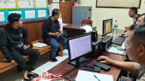 Satlantas Polres Tabanan menangani peristiwa lakalantas di Jalan Denpasar-Singaraja, Desa Belah Luwus, Kecamatan Baturiti, Tabanan, Minggu (20/10/2024) sore. (Dok. Satlantas Polres Tabanan)