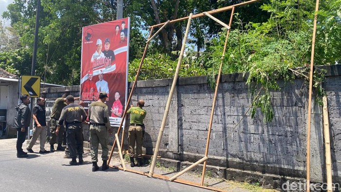 Satpol PP membongkar baliho paslon di Karangasem, Bali, Senin (21/10/2024).