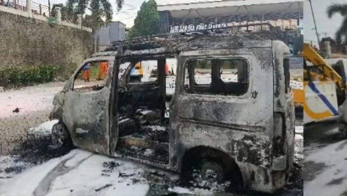 Satu unit mobil ambulans hangus terbakar di rest area Km 21 Tol Jagorawi