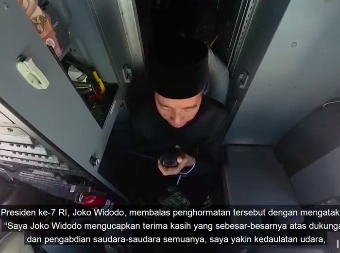 Sebanyak 8 pesawat tempur TNI AU mengawal kepulangan Presiden ke-7 RI Jokowi ke Solo, Jateng. Pengawalan dilakukan sebagai bentuk penghormatan terhadap Jokowi. (IG @militer.udara)
