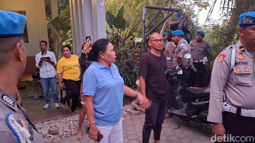 Sejumlah petugas provos Polda NTT, saat mendatangi rumah Ipda Rudy Soik di Kecamatan Kota Raja, Kota Kupang, NTT, Senin (21/10/2024).