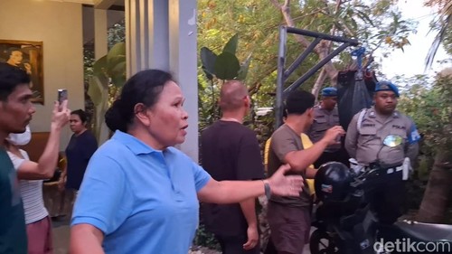 Sejumlah petugas provos Polda NTT, saat mendatangi rumah Ipda Rudy Soik di Kecamatan Kota Raja, Kota Kupang, NTT, Senin (21/10/2024).