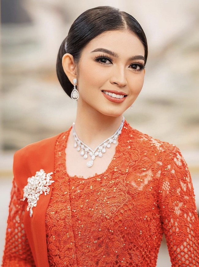 Kebaya tersebut terbuat dari kombinasi brokat dan rajut jala di bagian lengan, memberikan sentuhan klasik namun tetap modern. Selvi memadukan kebaya kutu baru ini dengan selendang merah senada. Foto: dok. Rio Motret