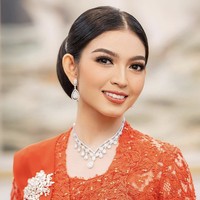 Kebaya tersebut terbuat dari kombinasi brokat dan rajut jala di bagian lengan, memberikan sentuhan klasik namun tetap modern. Selvi memadukan kebaya kutu baru ini dengan selendang merah senada. Foto: dok. Rio Motret