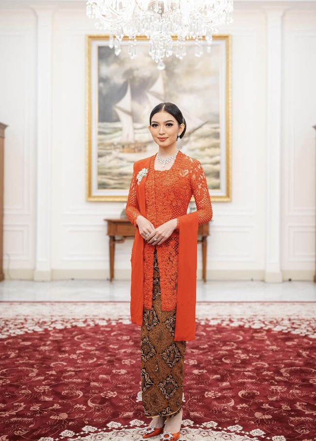Dua sosok dalam keluarga Jokowi, yaitu anak perempuannya Kahiyang Ayu dan menantunya Selvi Ananda, mencuri perhatian dengan gaya serupa yakni mengenakan kebaya merah yang anggun, dilengkapi aksesori berlian yang memancarkan kemewahan. Foto: dok. Rio Motret