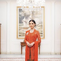 Dua sosok dalam keluarga Jokowi, yaitu anak perempuannya Kahiyang Ayu dan menantunya Selvi Ananda, mencuri perhatian dengan gaya serupa yakni mengenakan kebaya merah yang anggun, dilengkapi aksesori berlian yang memancarkan kemewahan. Foto: dok. Rio Motret