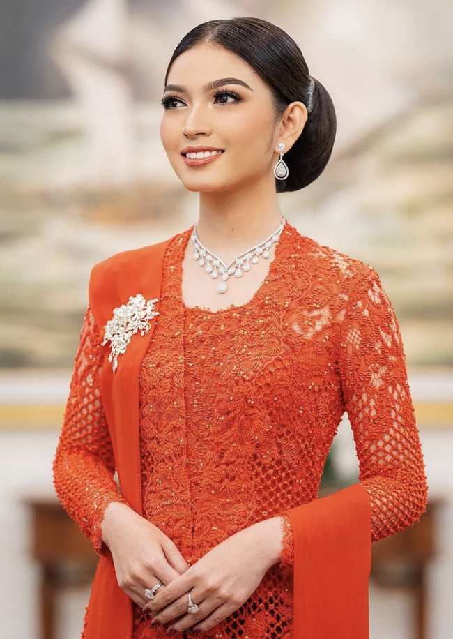 Namun yang paling mencuri perhatian adalah aksesori berlian yang dikenakan Selvi. Kalung berlian bertingkat dengan bentuk pear-shaped menambahkan kilauan mewah pada penampilannya.  Foto: dok. Rio Motret