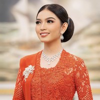 Namun yang paling mencuri perhatian adalah aksesori berlian yang dikenakan Selvi. Kalung berlian bertingkat dengan bentuk pear-shaped menambahkan kilauan mewah pada penampilannya.  Foto: dok. Rio Motret
