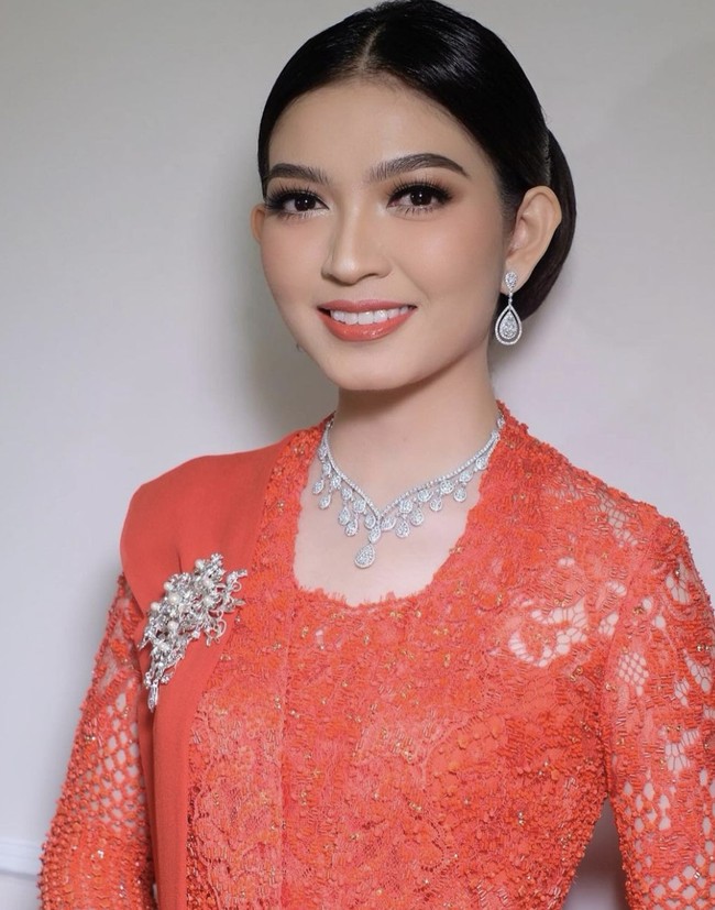 Sesuai dengan tema riasannya, wajah menantu Jokowi itu dibuat flawless dengan sapuan contouring dan blush on tipis. Foto: dok. Instagram @bennusoruma