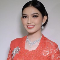 Sesuai dengan tema riasannya, wajah menantu Jokowi itu dibuat flawless dengan sapuan contouring dan blush on tipis. Foto: dok. Instagram @bennusoruma