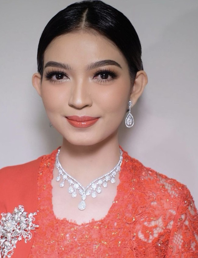 Anting berlian gantung dengan bentuk serupa pear-shaped melengkapi total look Selvi. Tak sampai di situ, Selvi juga mengenakan bros berlian yang menyala.  Foto: dok. Instagram @bennusoruma