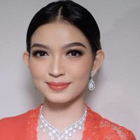 Anting berlian gantung dengan bentuk serupa pear-shaped melengkapi total look Selvi. Tak sampai di situ, Selvi juga mengenakan bros berlian yang menyala.  Foto: dok. Instagram @bennusoruma