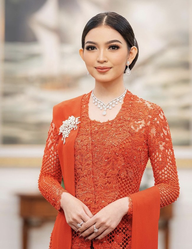 Selvi Ananda, istri Gibran Rakabuming Raka sekaligus Wakil Presiden terpilih tampil elegan dalam balutan kebaya merah rancangan desainer Biyan.  Foto: dok. Rio Motret