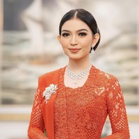 Selvi Ananda, istri Gibran Rakabuming Raka sekaligus Wakil Presiden terpilih tampil elegan dalam balutan kebaya merah rancangan desainer Biyan.  Foto: dok. Rio Motret