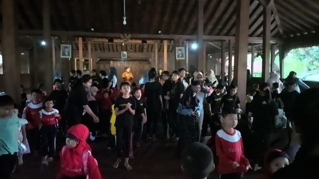 Seniman perkenalkan anak permainan tradisional di Pendopo Kadilangu, Demak