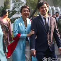 Tentu batik sebagai bagian penting dari gaya berkebayanya mendapat porsi penting. Tubuhnya dibungkus batik bercorak pesisiran yang khas dengan warna cerah dan motif floralnya. (Foto: Grandyos Zafna/detikcom)