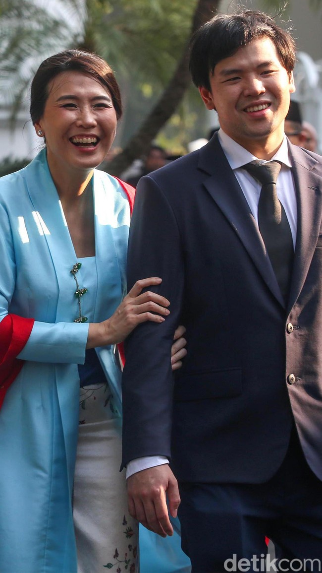 Tentu batik sebagai bagian penting dari gaya berkebayanya mendapat porsi penting. Tubuhnya dibungkus batik bercorak pesisiran yang khas dengan warna cerah dan motif floralnya. (Foto: Grandyos Zafna/detikcom)