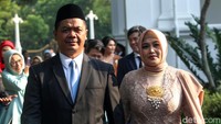 Juri Ardiantoro yang merupakan Wakil Menteri Sekretaris Negara berjalan menuju depan Istana Merdeka untuk sesi foto bersama wamen Kabinet Merah Putih.