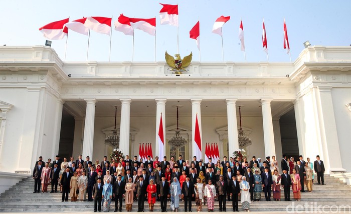Para wakil menteri Kabinet Merah Putih telah resmi dilantik di Istana Merdeka, Jakarta, Senin (21/10/2024). Senyum ceria terlihat di wajah para wamen itu usai dilantik.
