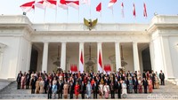 Para Wakil Menteri Kabinet Merah Putih foto bersama di depan Istana Merdeka, Jakarta. Mereka foto bersama usai dilantik oleh Presiden Prabowo.