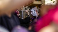 Fenomena zombie walk ini dimulai di Sacramento, California pada tahun 2001.