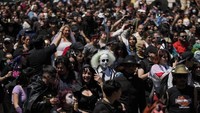 Sejumlah peserta berkumpul di jalanan kota Santiago, Chile, Minggu (20/10/2024).