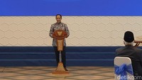 Kami sangat berharap kebijakan-kebijakan yang baik, yang berdampak positif bisa dilanjutkan pada pemerintahan yang selanjutnya. Karena saya yakin, kita semua berpijak pada cita cita dan visi misi yang sama, memenuhi hak semua warna negara untuk mendapatkan pendidikan yang berkualitas dan menjadi pemilik dari kebudayaan. Dan hal tersebut dapat tercapai jika kita terus berpegang teguh pada prinsip tata kelola pemerintahan yang akuntabel, yang berintegritas, pesan Mendikbudristek Kabinet Indonesia Maju (KIM) Nadiem Makarim saat sertijab di Kemendikbudristek, Jl Jenderal Sudirman, Jakarta. Foto: (Devita Savitri/detikcom)